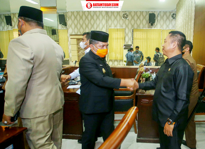 Wakil Bupati Anambas saat berjabat tangan dengan Anggota DPRD